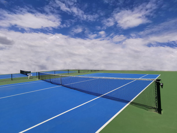 蓝色的网球场和天空的颜色一样。夏季运动。锻炼图片下载
