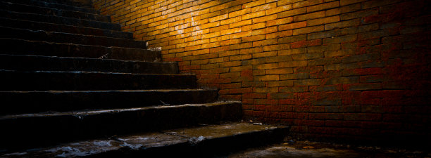 旧城地下通道的楼梯和旧砖墙。图片下载