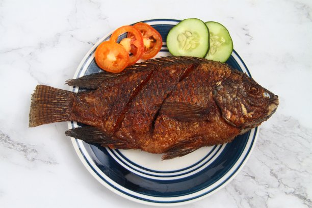 新鲜烹制的罗非鱼图片下载