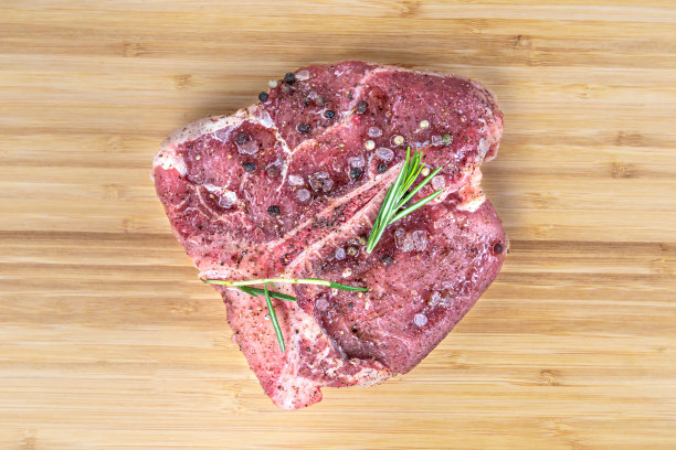 黑安格斯骨牛排孤立生肉骨图片下载