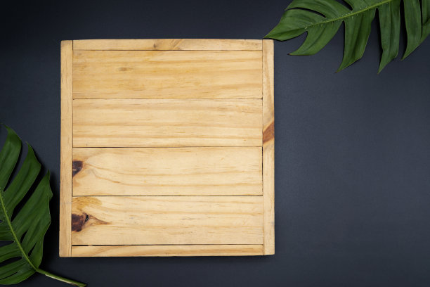 顶视图的木板从深色的木材，与框架从多彩的秋天枫叶。图片下载