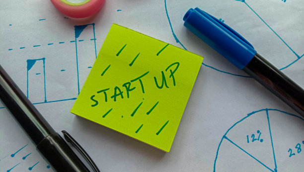 带有文本“STARTUP”的业务主题照片图片下载