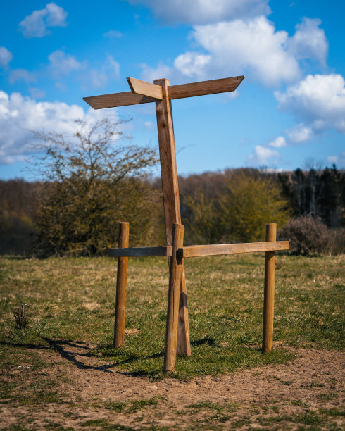 道路上的空标志指向不同的方向图片下载