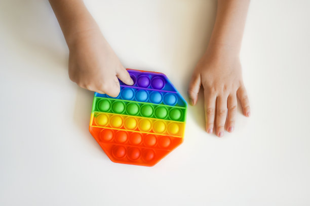 五颜六色的Pop在孩子的手中坐立不安。图片下载