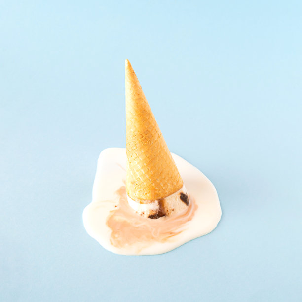 蓝色背景下的香草和巧克力冰淇淋正在融化。甜的食物夏天概念为炎热的夏天图片下载