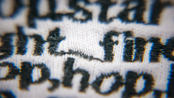 用黑线绣在白布上的字母图片下载