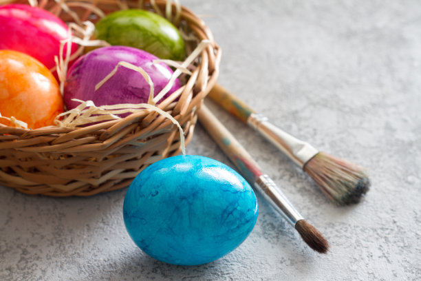 手绘复活节彩蛋和毛笔图片下载
