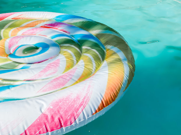 夏天在泳池里图片下载