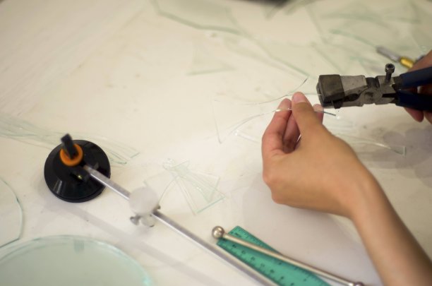 年轻女子在自己的车间里加工玻璃图片下载