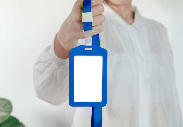 员工手显示空白身份证徽章持有人的模型模板标志品牌背景。图片下载