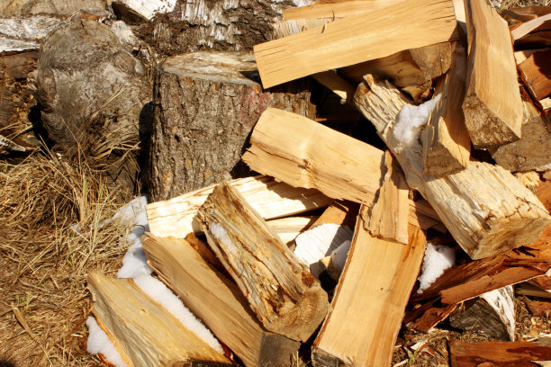 一堆天然原木的抽象照片。背景。为冬天砍柴。纹理。壁炉用的木头。桦树董事会。Macrosymka。本空间图片下载