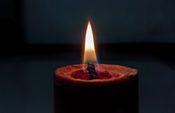 红色的蜡烛和燃烧的火焰图片下载