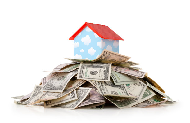 梦想的房子。一堆美钞上面画着天光墙的微型模型房子。图片下载