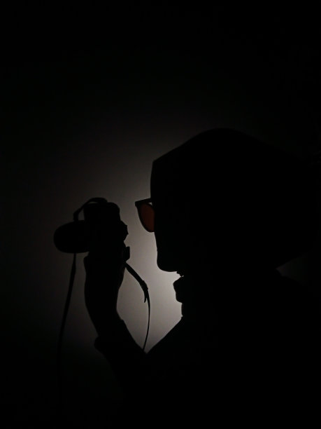 一个女人拿着照相机的剪影图片下载