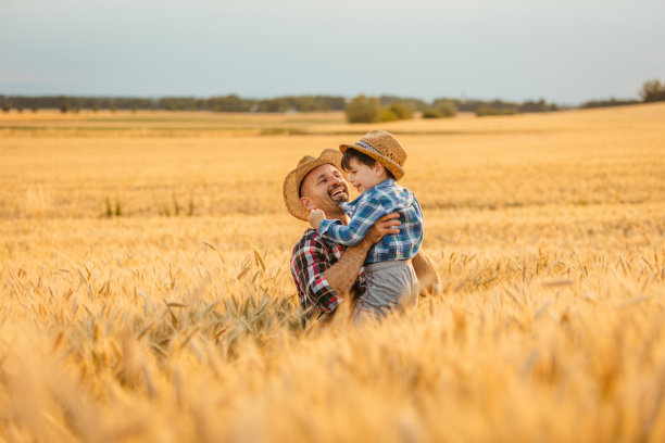 父亲和儿子在球场上玩耍图片下载