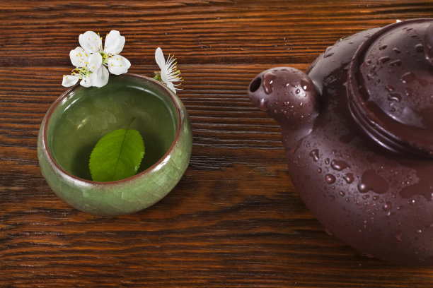 茶杯里的绿茶，茶壶里的樱花图片下载