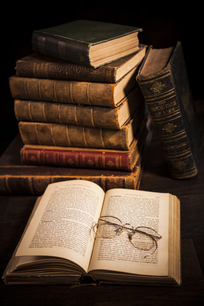 古董精装书与眼镜图片下载