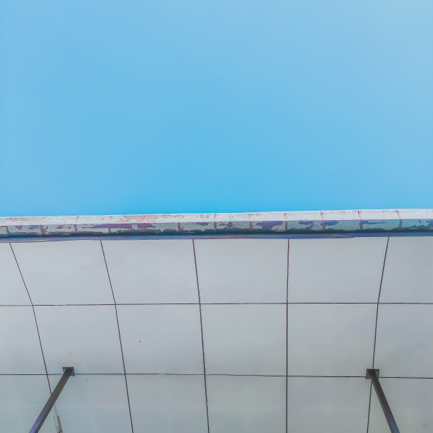 透视的建筑和蓝天，最小的几何图片下载