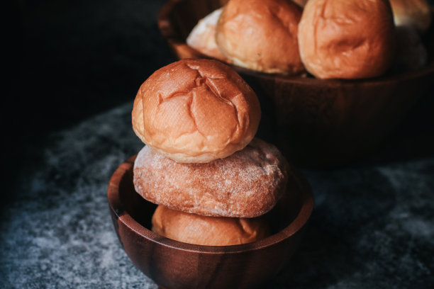 自制酸面包和小面包。新鲜的烤面包。有机全麦面包。灰色混凝土背景下的简单早餐。图片下载