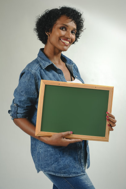 快乐的黑人年轻女子拿着空板子写图片下载