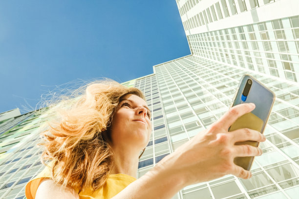 用手机给女人画像，底部查看。图片下载
