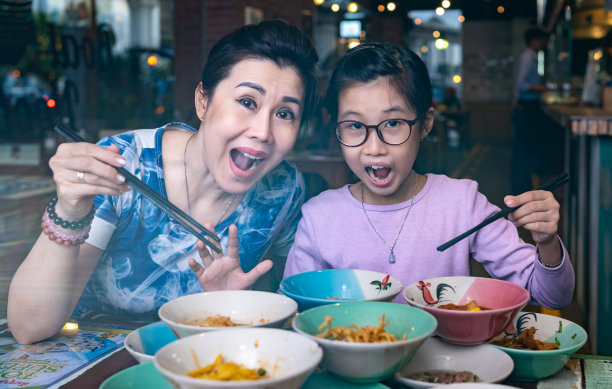 亚洲家庭与母亲和女儿一起享用午餐图片下载