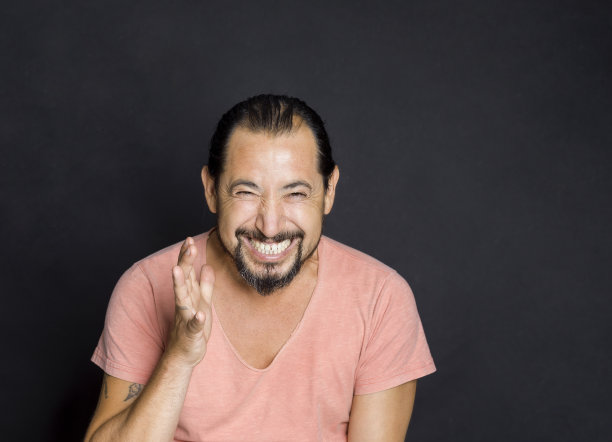 大笑的男性肖像在黑色的背景图片下载