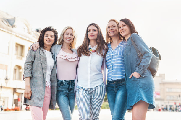 五个美丽微笑的女人图片下载