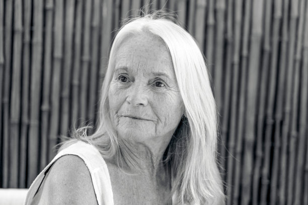 黑白肖像现代，有吸引力，资深女性，背景与复制空间图片下载