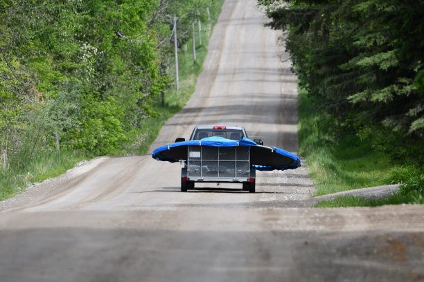 拖着超大型货物的卡车图片下载