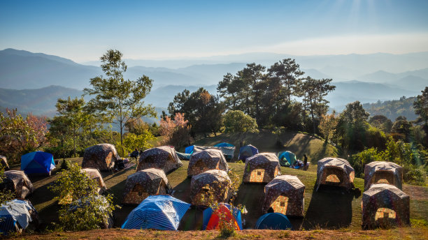帐篷在露营区，有蓝色的山景。图片下载