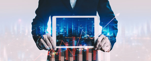 商业人士使用平板电脑在未来的网络和数字营销城市技术背景下图片下载