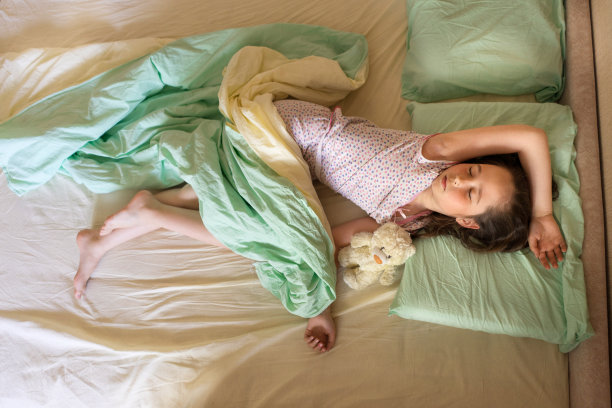 孩子女孩睡着了图片下载