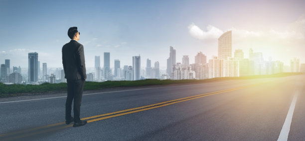 商人在路上用思维分析来运用战略，用愿景来发展，使一种商业模式增长与高绩效，财务和预测经济图片下载