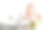 笔记本旁边有个女孩的肖像。女孩竖起大拇指。女孩祝贺。女孩很高兴。图片下载