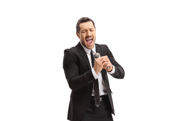 歌手拿着麦克风唱歌和欣赏图片下载