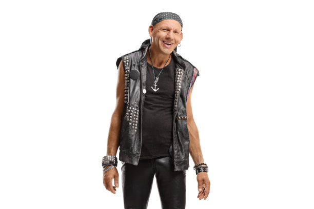 穿着皮衣的快乐朋克对着镜头微笑图片下载