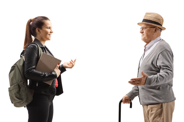 一位老人正在和一位年轻的女学生交谈图片下载