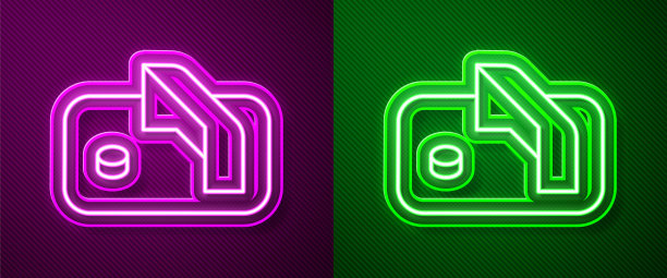 发光的霓虹线冰球目标与网守门员图标孤立在紫色和绿色的背景。向量图片下载