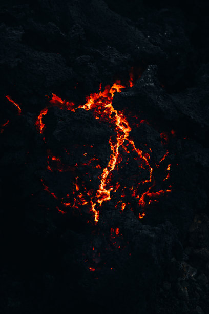 冰岛Fagradalsfjall火山喷发现场新熔化的燃烧熔岩的特写图片下载