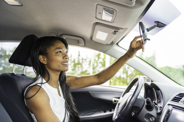 黑人女司机坐在她的新车里图片下载