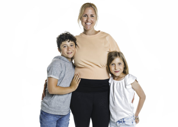 年幼的女儿和儿子拥抱着他美丽的母亲图片下载