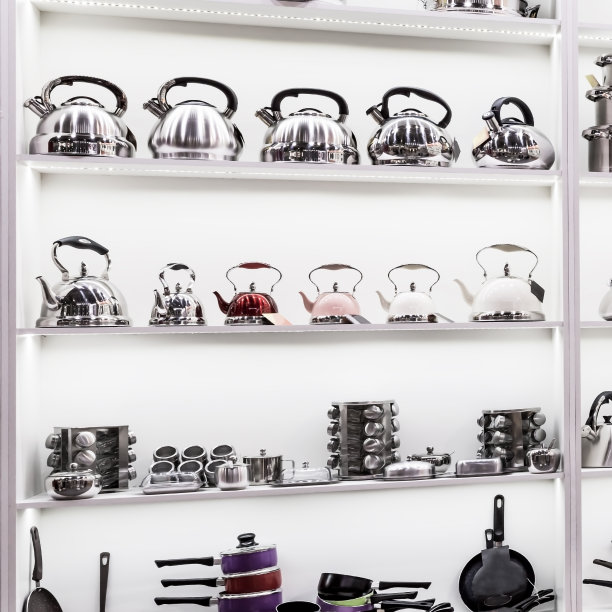 新的烹饪用具，各种不锈钢锅，金属茶壶的展示柜在商店的货架上出售图片下载