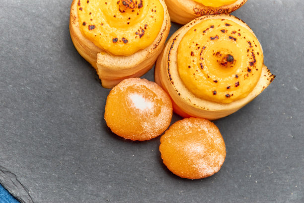 蛋糕呈金字塔状排列，非常松软。阿维拉蛋黄与天然石板基。有选择性的重点。图片下载