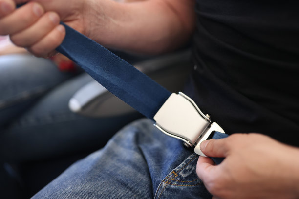 男性双手系安全带在飞机上的特写图片下载