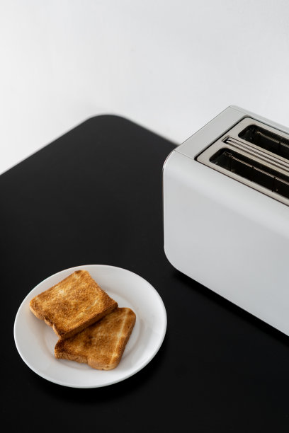 两片烤面包和白烤面包机图片下载