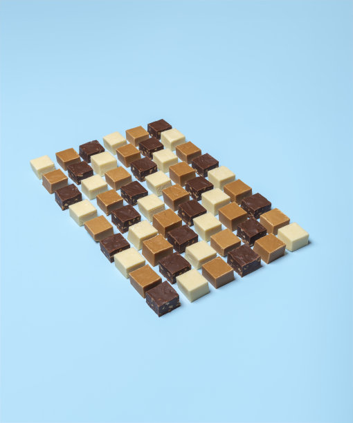 软糖碎片排列在蓝色的桌子上。自制的软糖图片下载