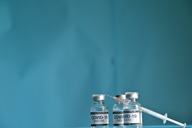 COVID-19疫苗玻璃瓶和注射器图片下载