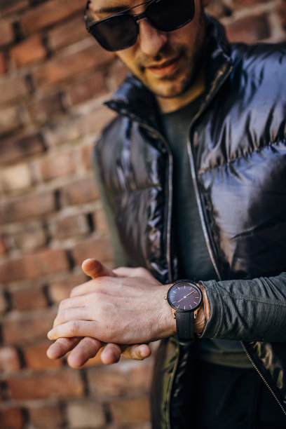 一堵砖墙旁的时髦男人图片下载