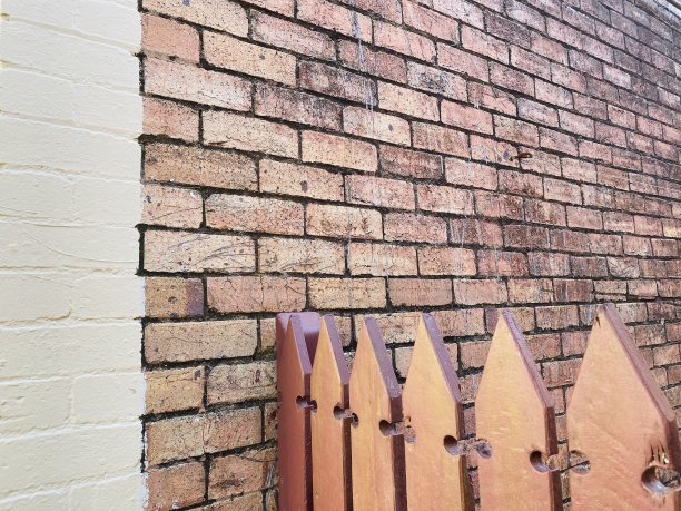 木尖桩栅栏和砖墙图片下载